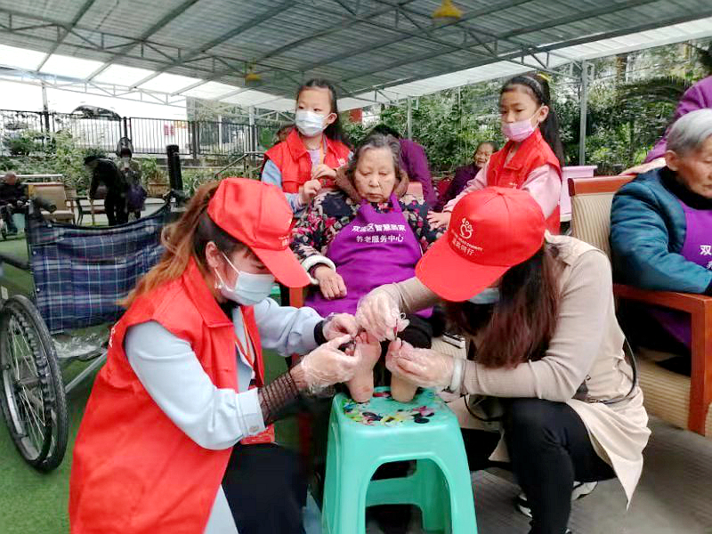 众扶高新志愿者养老院里服务忙