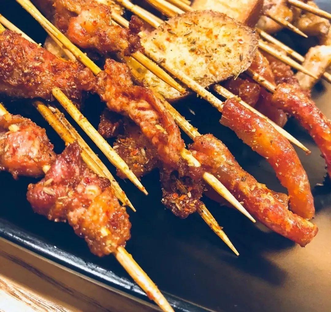 20平米炸串店装修效果图：小巧精致，高效布局，营造美味氛围