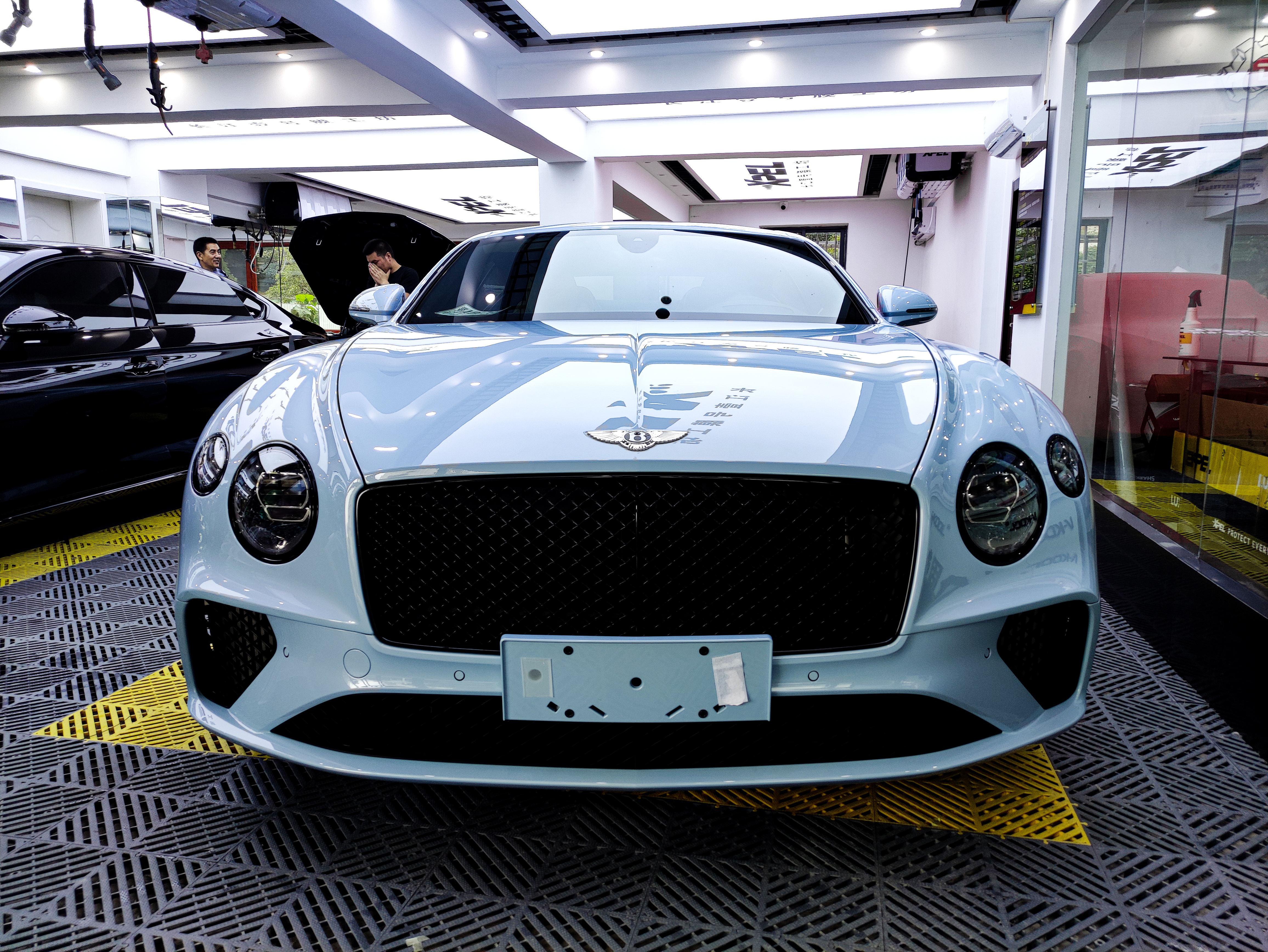 有钱人首选双门轿跑，宾利欧陆就是身价千万的象征