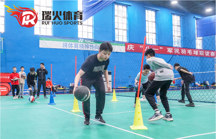 中考體育籃球運(yùn)球視頻教程（中學(xué)體育學(xué)習(xí)項(xiàng)目籃球繞桿，怎么提升？看這里）