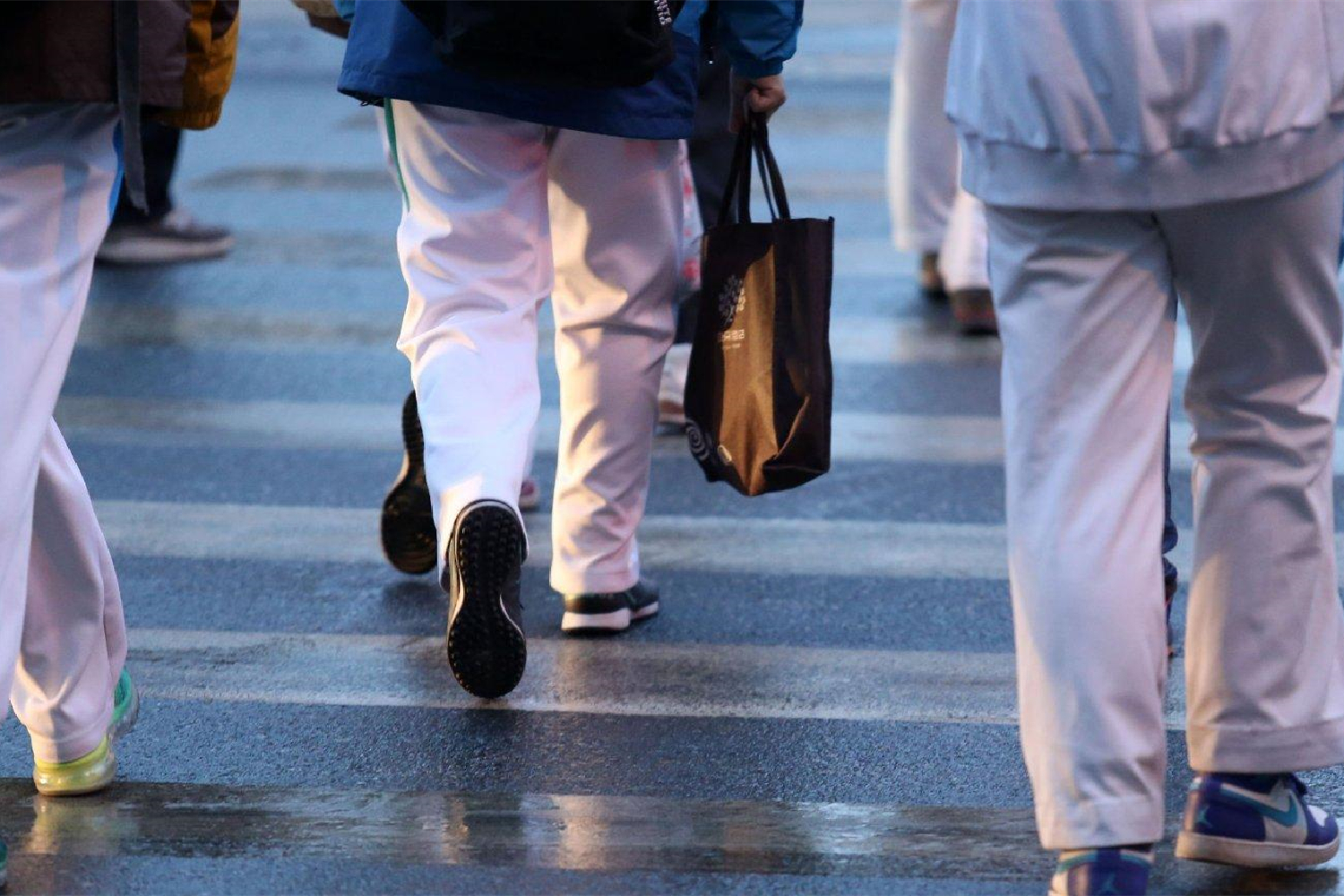 中学生之间的“新型攀比”：校服都一样，但脚上踩的全是名牌鞋