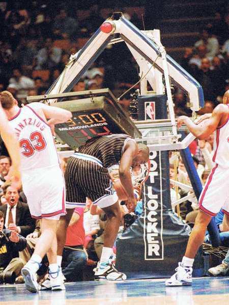 nba扣碎篮板有哪些(身高2米11，被称为“巧克力炸弹”，他是NBA史上扣碎篮板第一人)