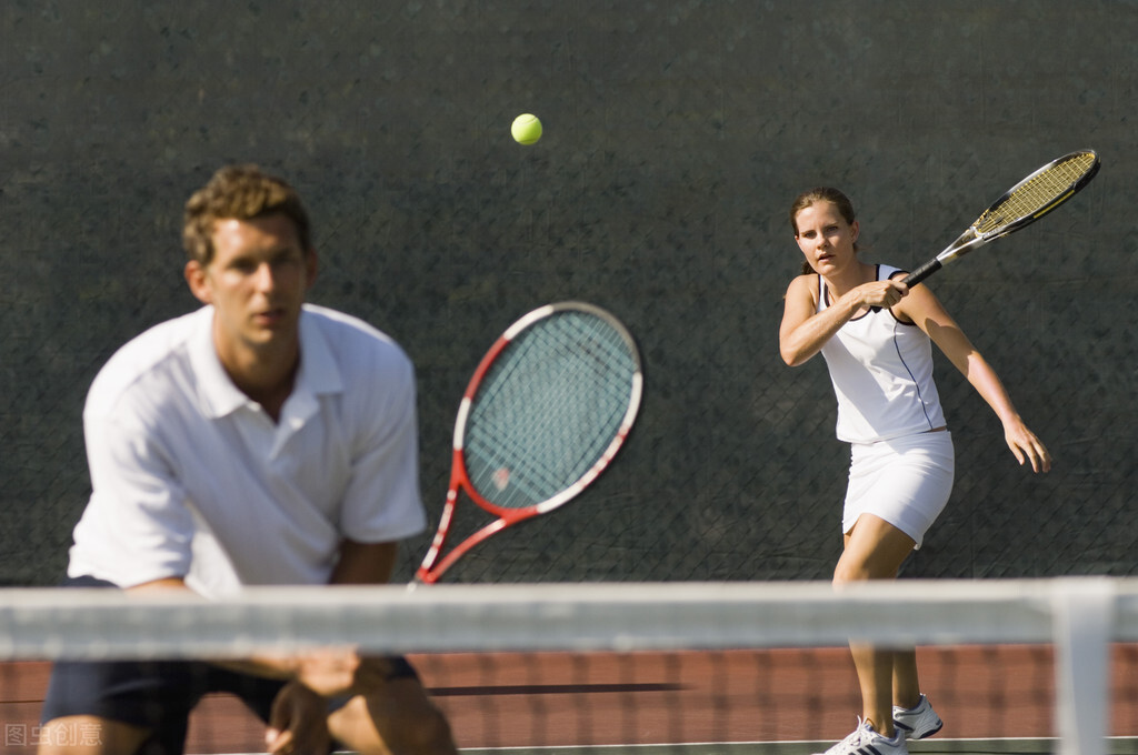 学羽毛球和网球哪个好(打网球和打羽毛球，你更爱谁？)
