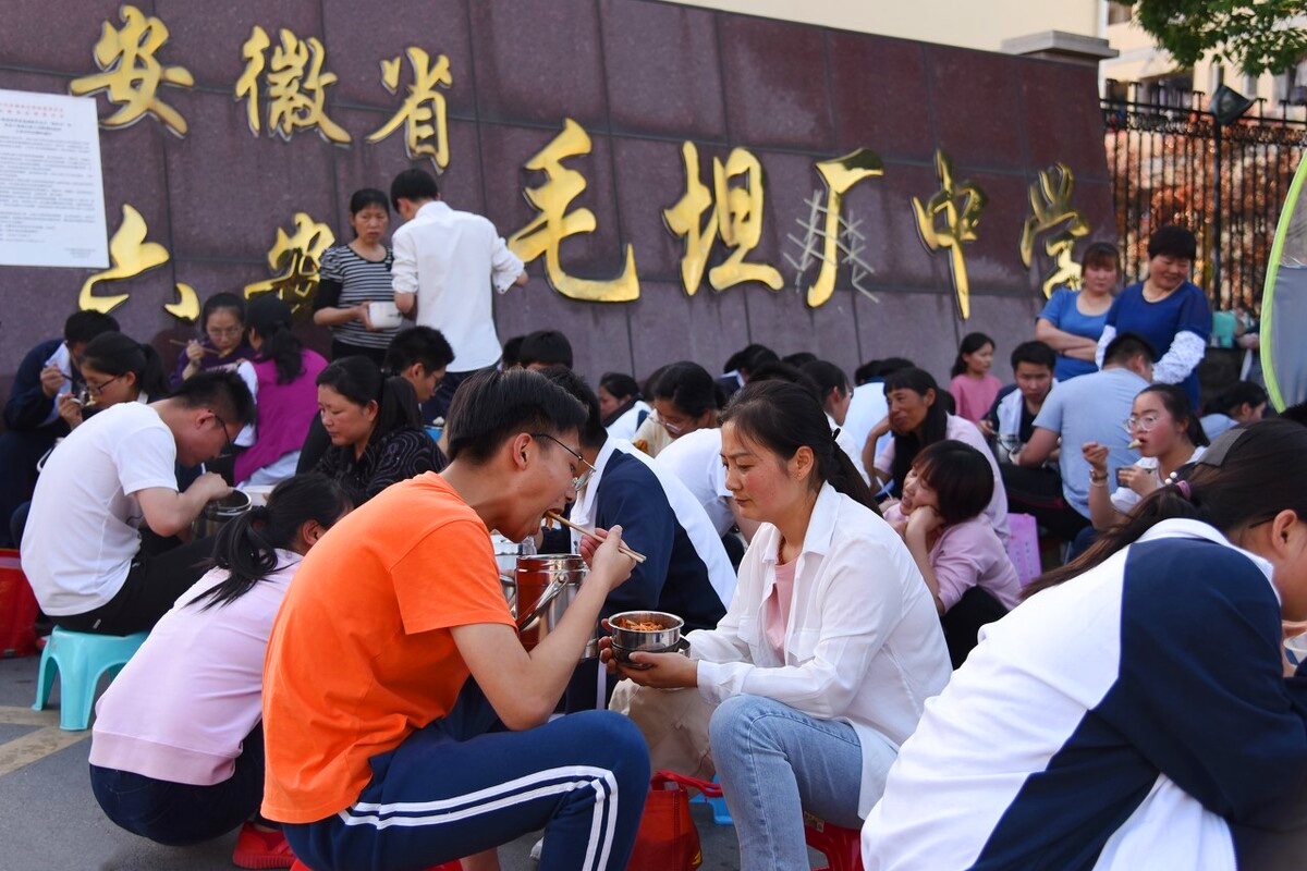 就是与衡水中学齐名的"亚洲最大高考工厂"——安徽省六安市毛坦厂中学