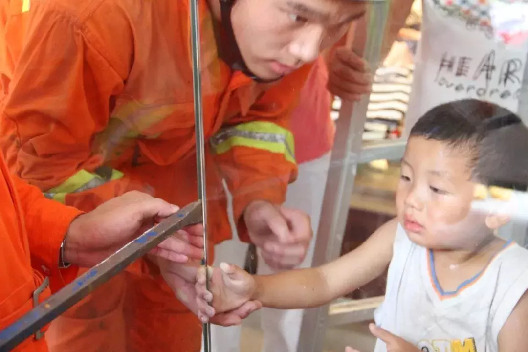 “我家孩子卡洗衣机里了！”孩子哇哇哭，消防员这个“护头杀”暖化