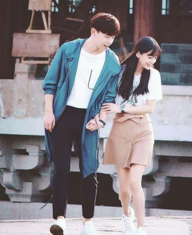 其实baby跟邓伦并非全无交集,两人在18年5月曾一同拍摄电视剧《我的真