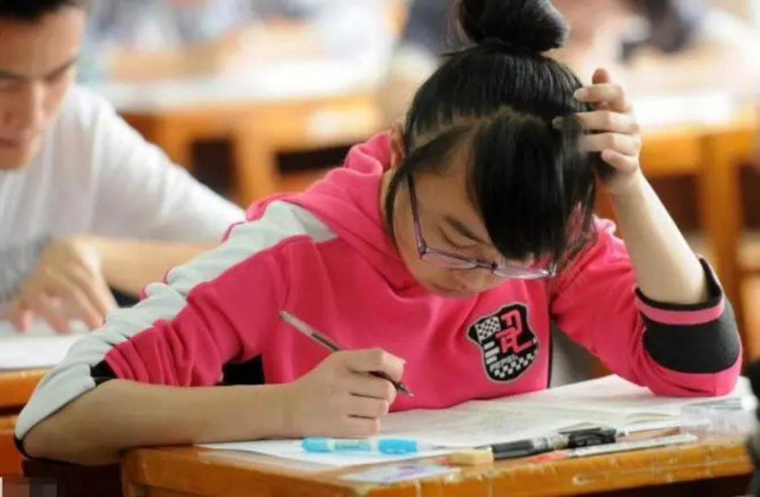 曹晓洁：高考仅385分无奈读大专，却被三家跨国公司争抢，为何？