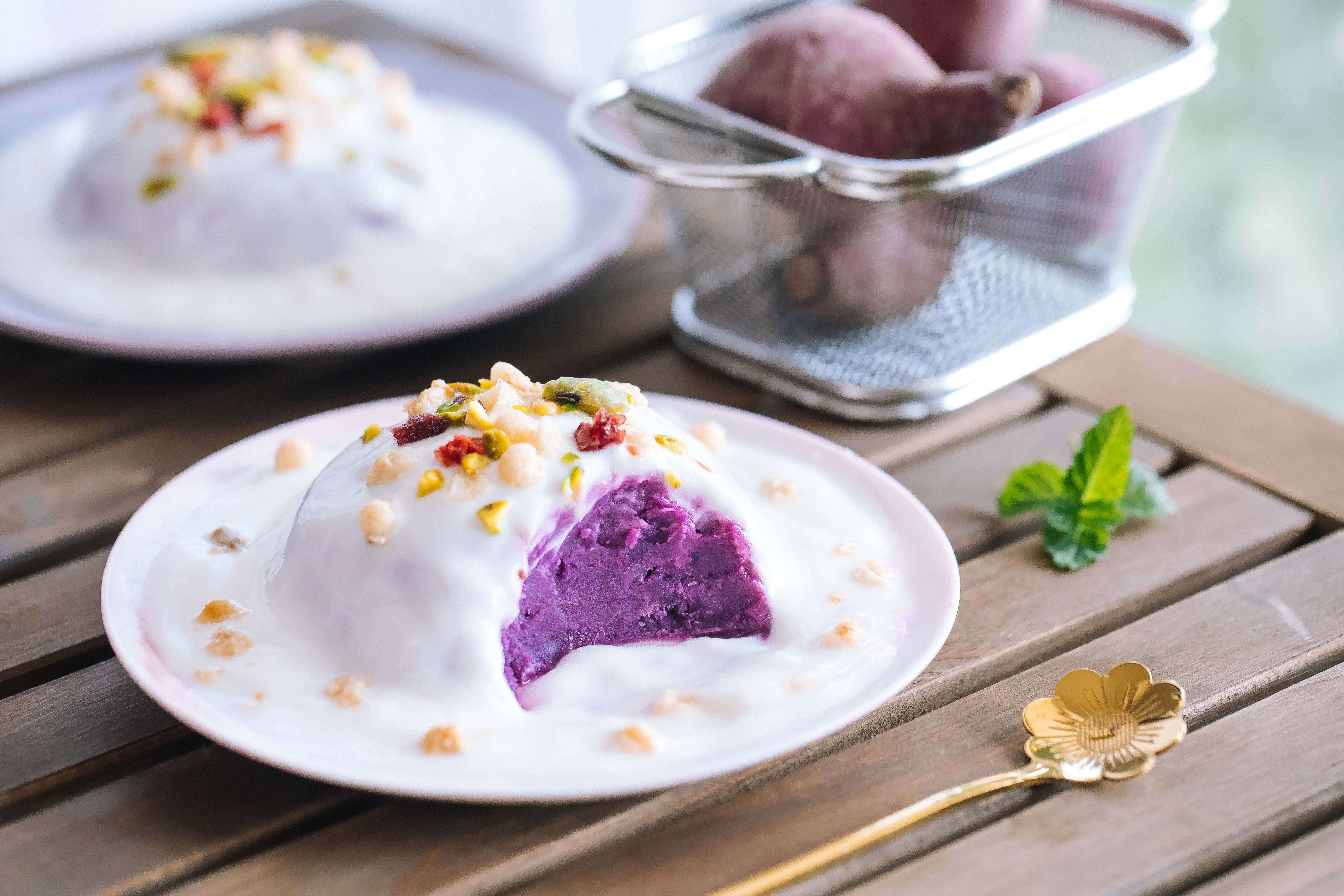 酸奶紫薯泥虽然直接蒸着吃最健康,但是吃腻了就需要点新花样,紫薯也是