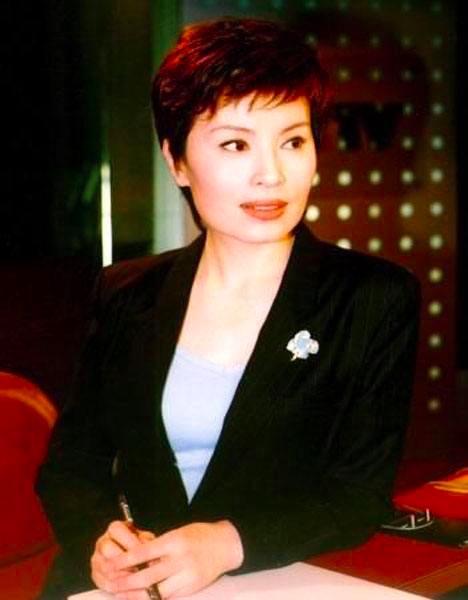 身高174李梓萌才是央视内部评出的第一美女，坚守岗位19年仍单身