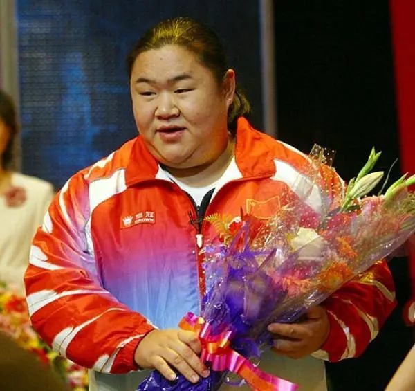 还记得打破世界纪录的举重冠军唐功红吗？17年过去，她怎么样了