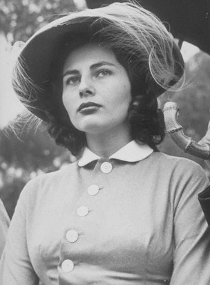 伊朗末代美艳王后！国王宠翻送天价珠宝，却因无法生育被流放