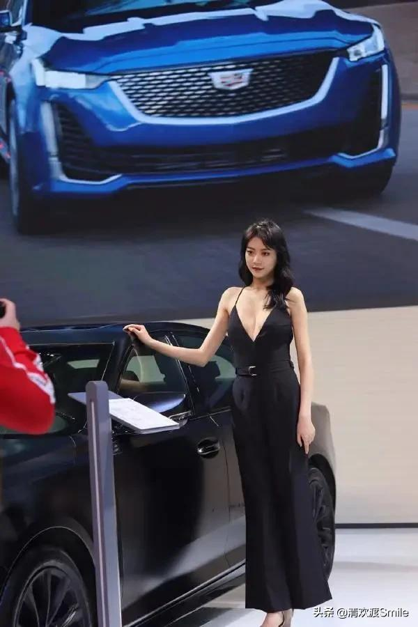 女友买了条性感蛇皮丝袜，结果晚上我没控制住...