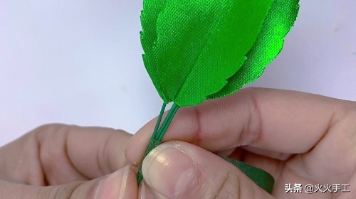 丝带花的做法教程（绚丽多彩的手工丝带玫瑰花）