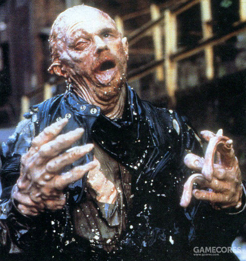 战警墨菲的死与生：旧版《铁甲威龙》令人惊艳的特技