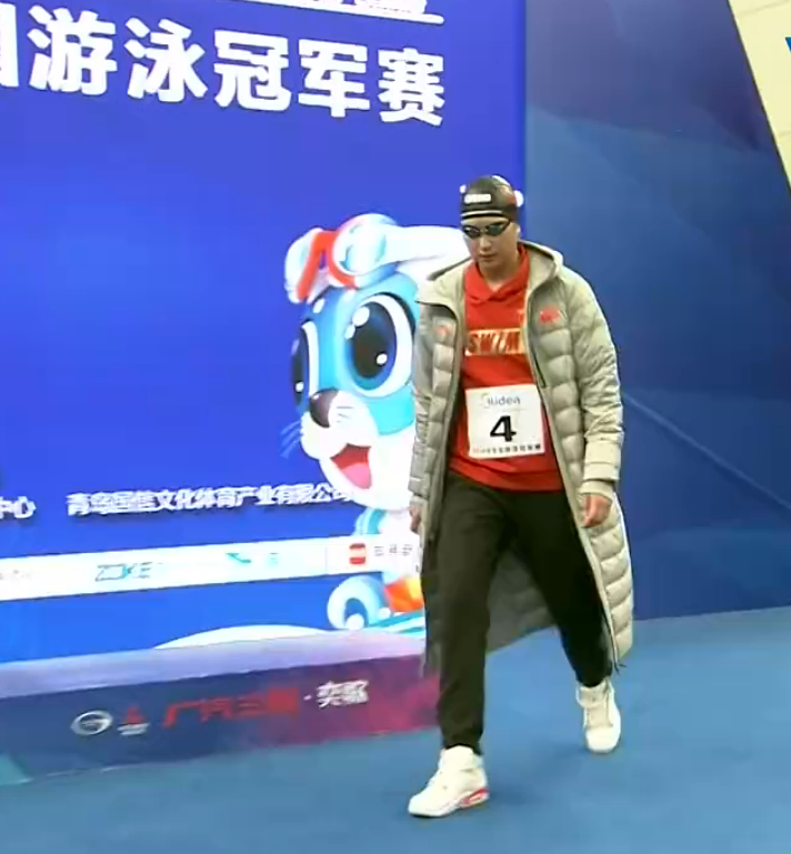 王简嘉禾1500米自由泳视频(一个人的决赛，王简嘉禾夺1500米冠军，透露去年多游一圈的原因)