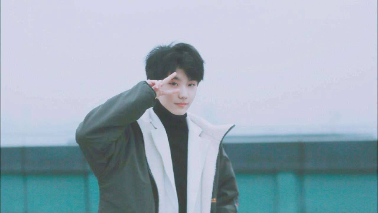 马嘉祺高考落榜被调侃，粉丝怒骂清华博士是九漏鱼，遭嘲降维打击