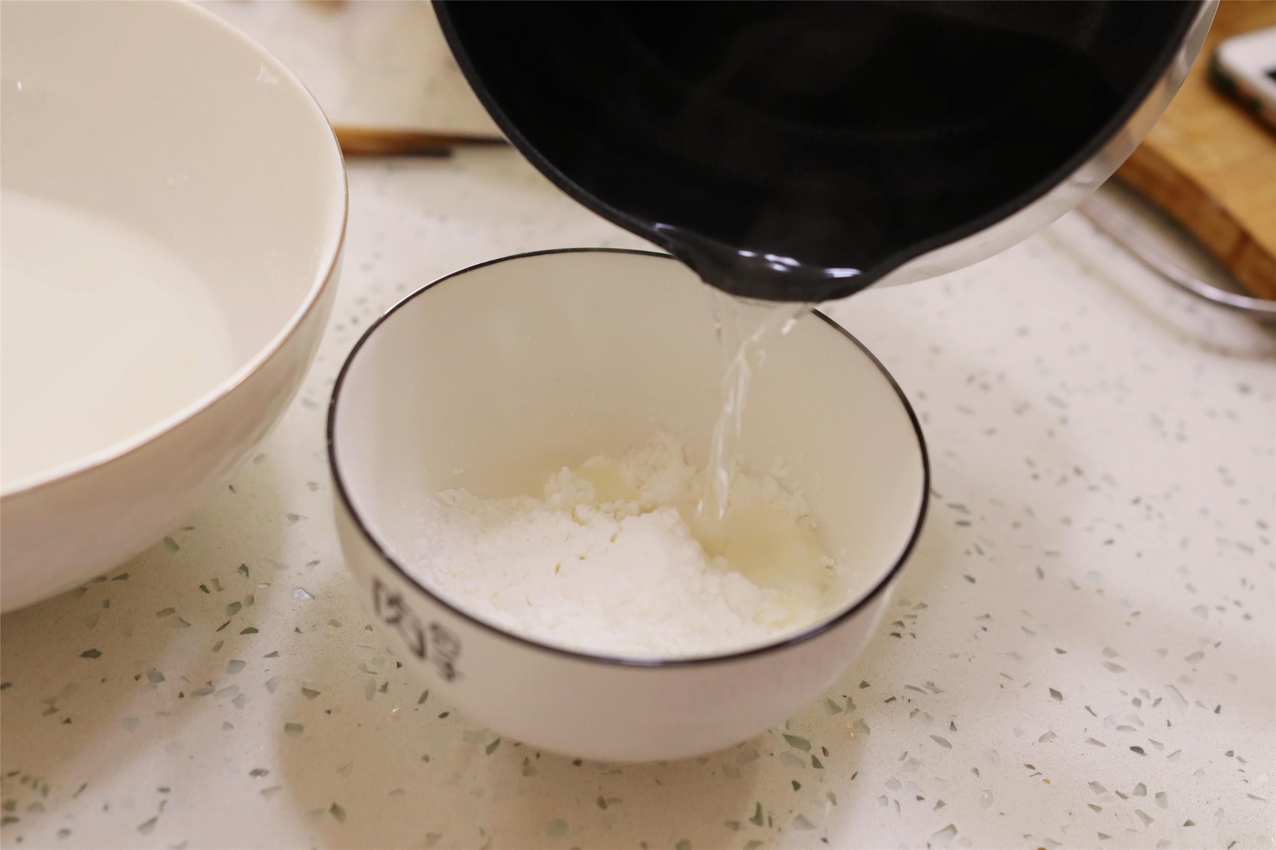 过年炸小鱼小虾，老手常用“生熟糊”，酥脆的掉渣，放凉也不回软