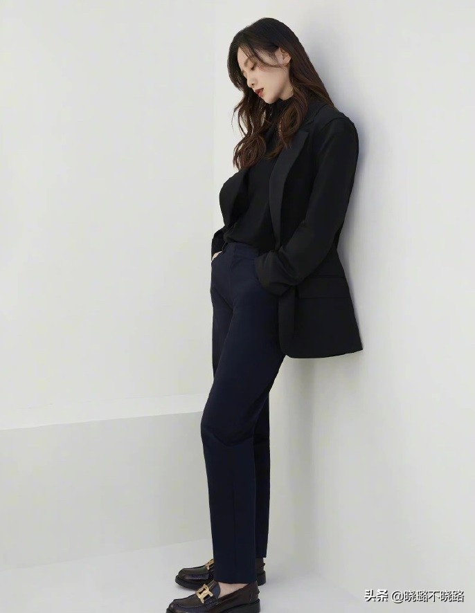 陈数带火了一种穿法，叫“西装+烟管裤”，很适合四五十岁的女人