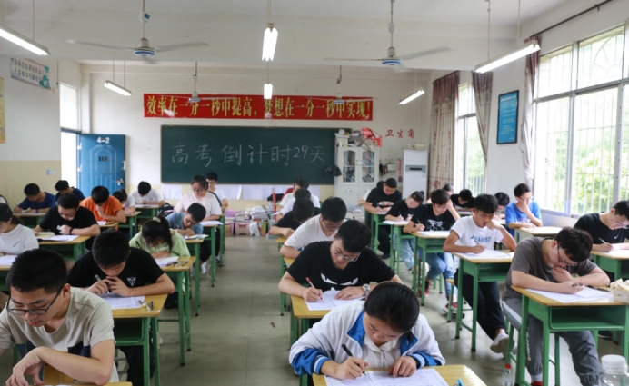 高考结束铃声响起，考生母亲“坐地大哭”，这个问题很严重