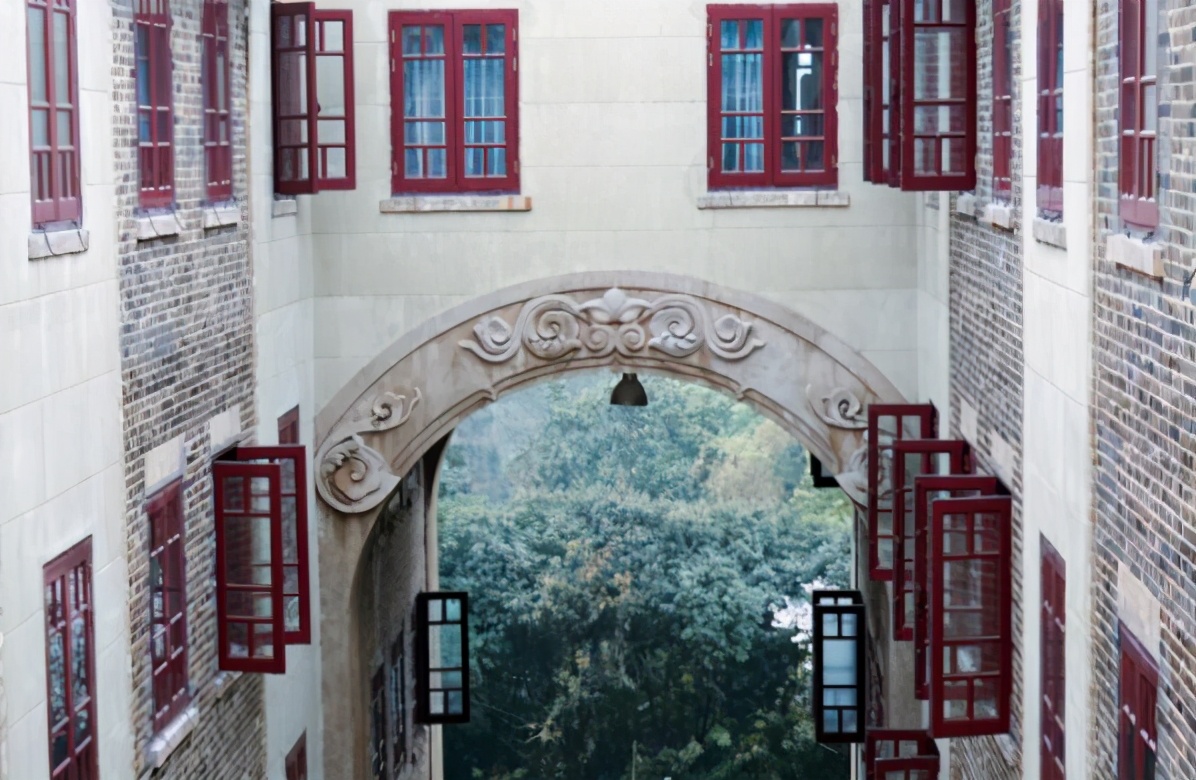 我国很豪华的几所大学宿舍，海景房配落地窗，很多学生都不想毕业