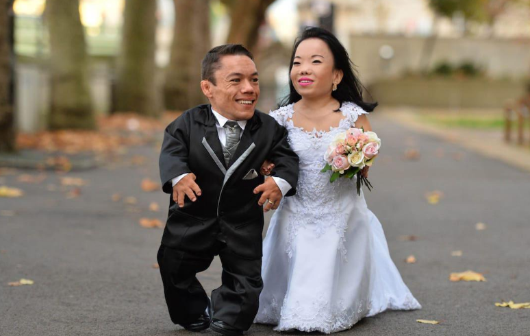 90厘米"袖珍"女孩怀孕,为当妈执意生下孩子,看到孩子众人感叹