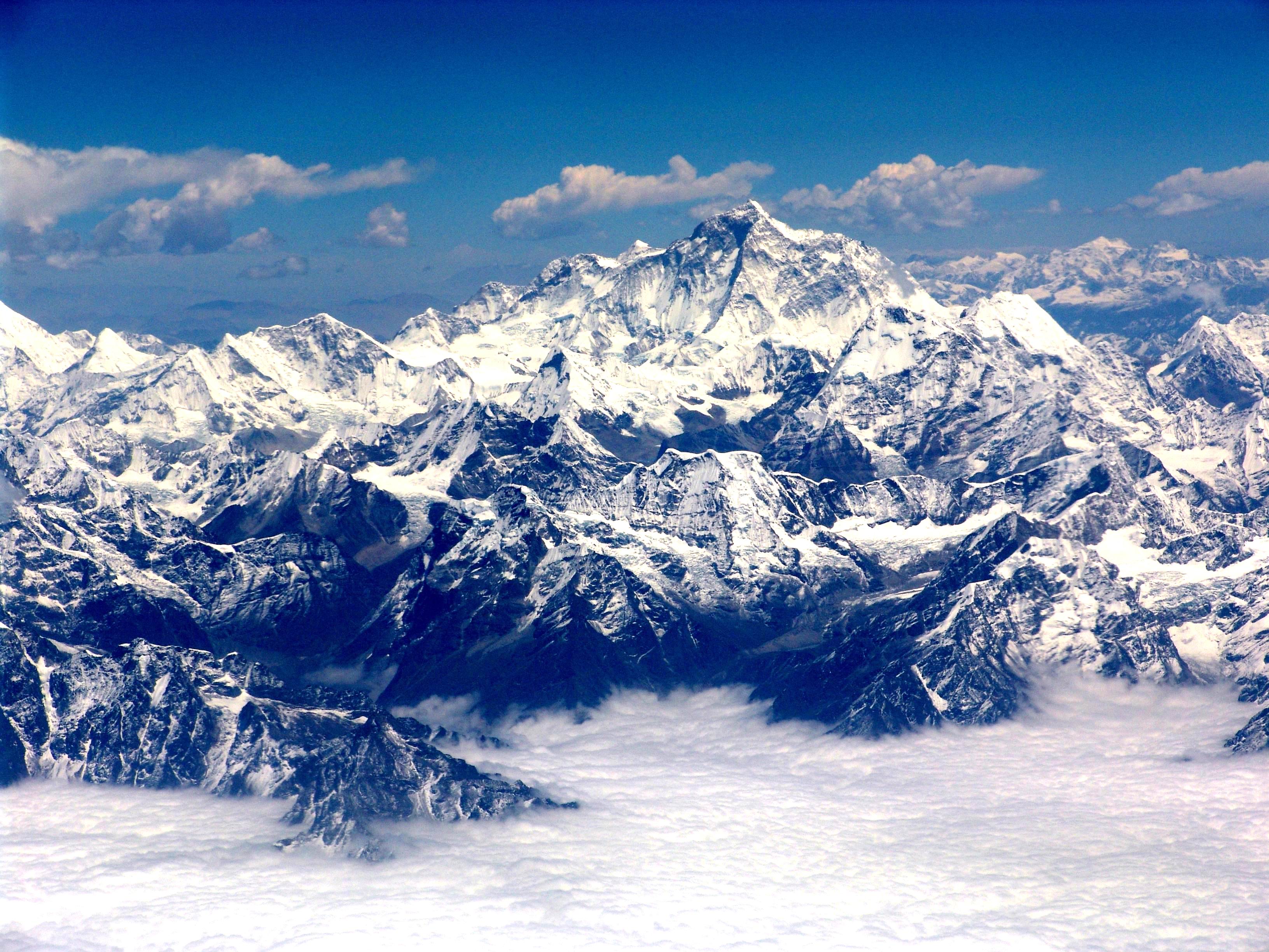 珠穆朗玛峰在哪个国家(珠穆朗玛峰一半在中国，一半在尼泊尔，为何被普遍认为只属于我国)