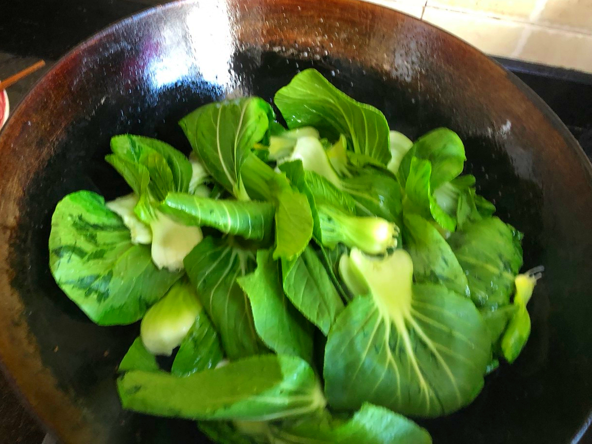 炒青菜时不要直接下锅，记住这3个小技巧，烧出的青菜翠绿不出水