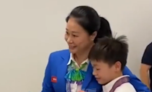 全红婵少女心！穿拖鞋挑选发卡，教练一句话太暖，幕后恩人陪同