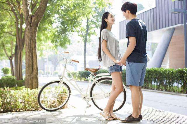 大学谈恋爱利弊：积累经验很重要？但不少前辈为何反对？教训太多