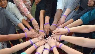 男子拿衣架暴打3女童，章子怡愤怒发声：不幸的童年需要终生治愈