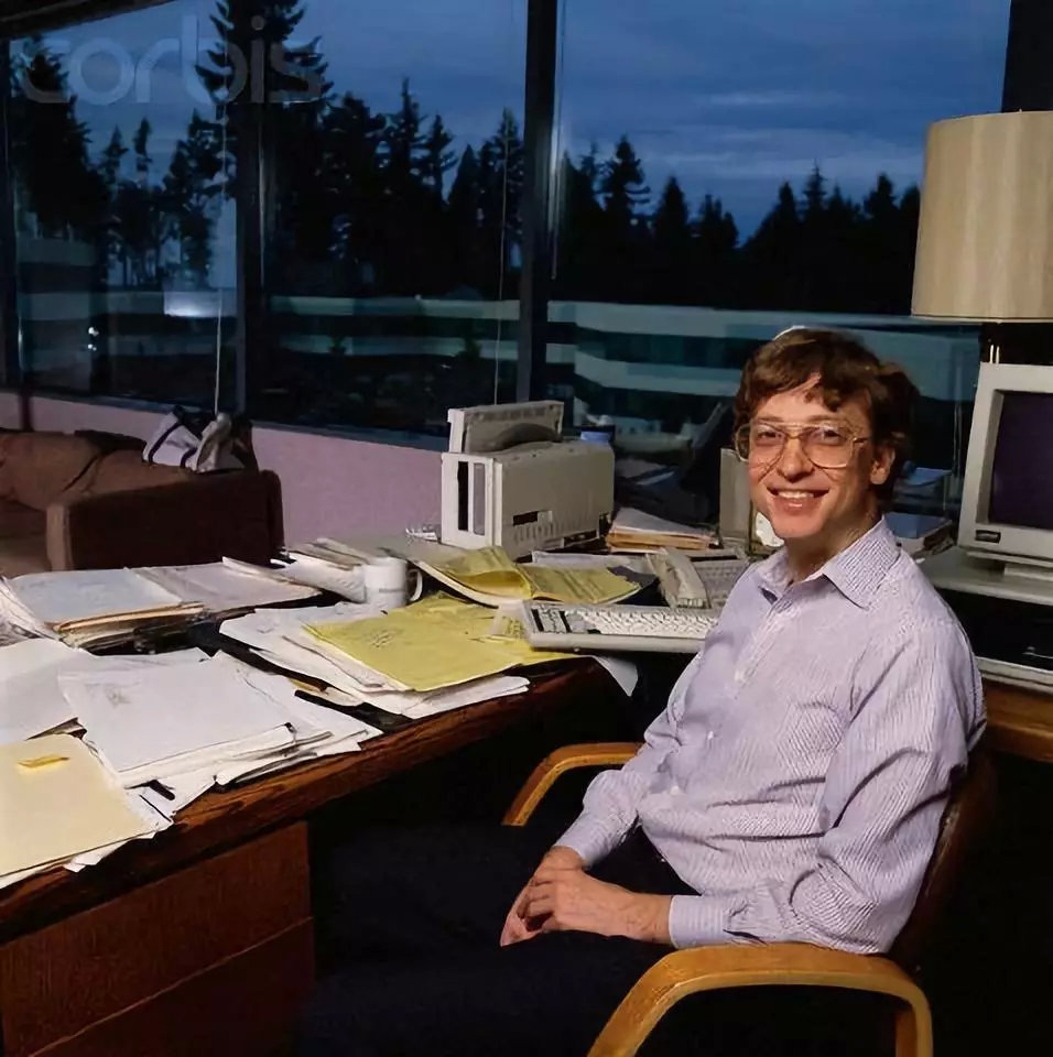 开直播撒700万、修厕所耗资上亿，美国版王思聪人设为啥还没崩？