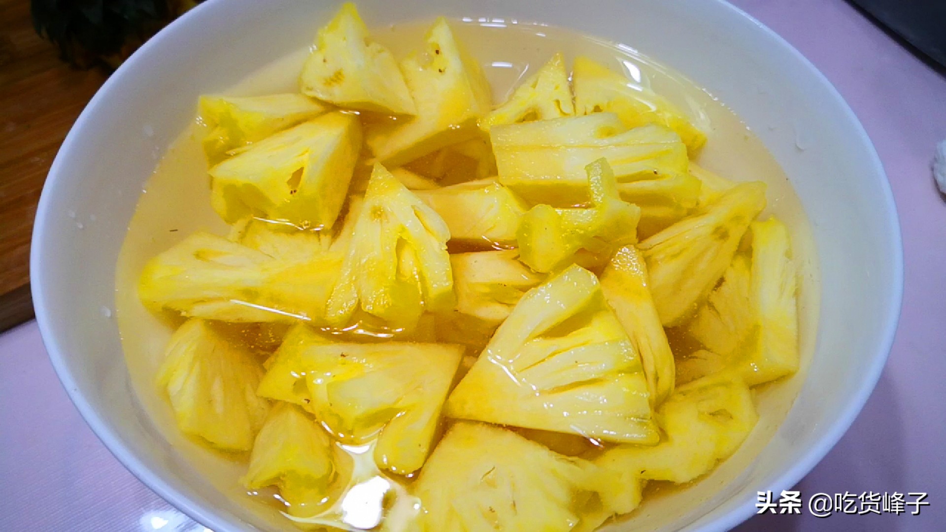 吃菠萝时，最忌冷盐水泡！水果商告诉你正确吃法，菠萝更甘甜可口