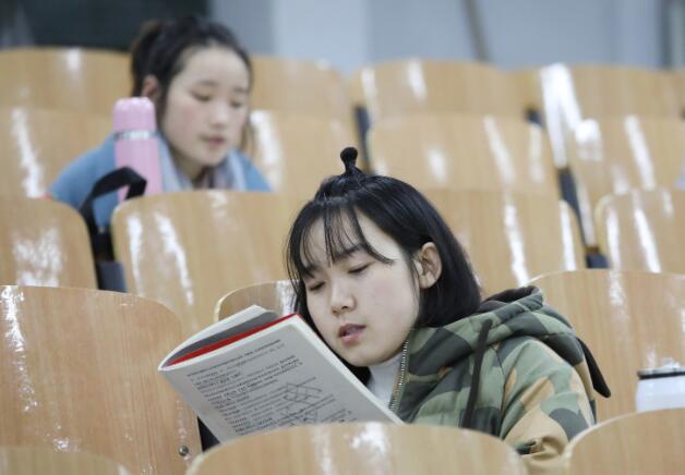 大学生逐渐“白菜化”，上千万岗位缺口无人填，二本生毕业即失业