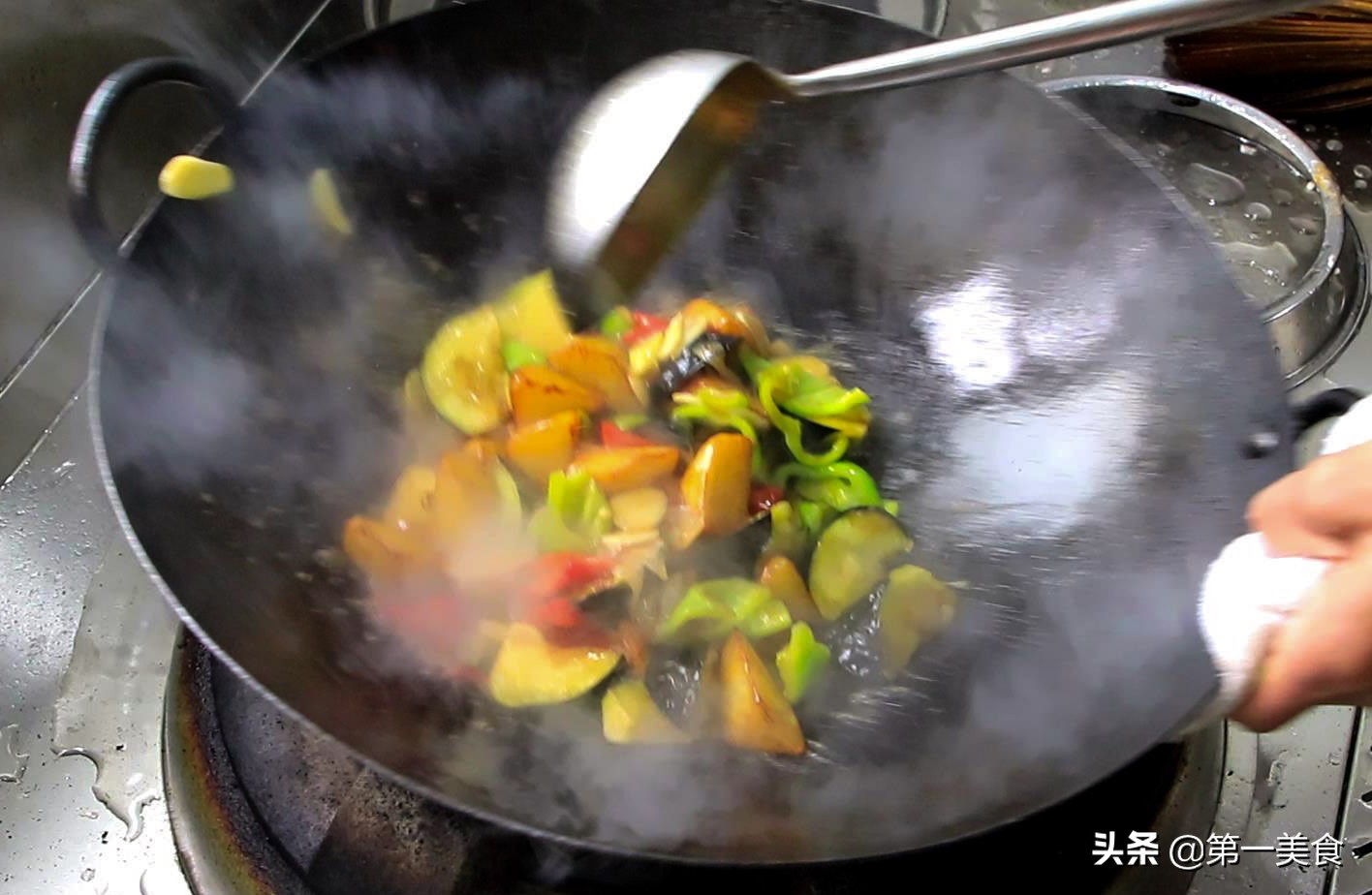 茄子土豆青椒地三鲜的家常做法（在家做下饭必备的地三鲜）