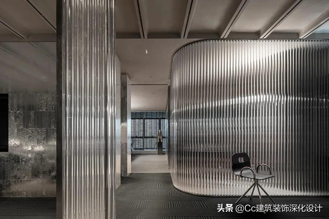 「材料」明明是块瓷砖却有着金属的光泽和质感!太飒了