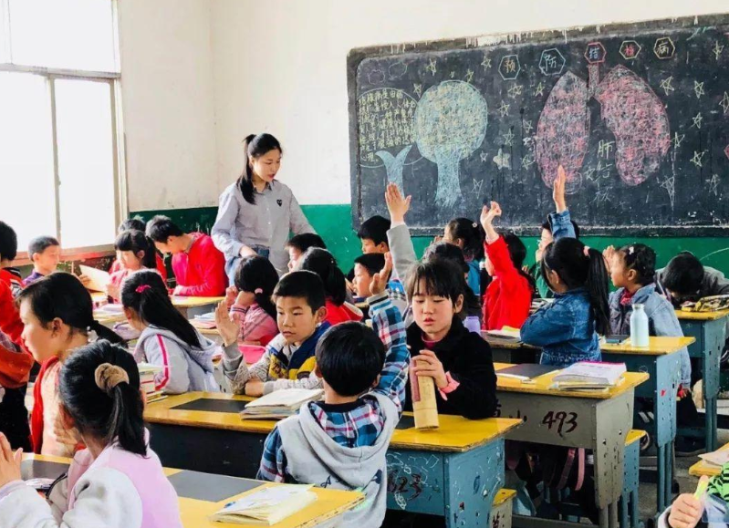 大学生乡村支教，是添乱还是传递知识，教师含泪恳求“别再来了”