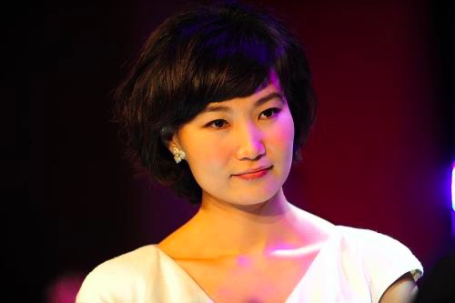 身高174李梓萌才是央视内部评出的第一美女，坚守岗位19年仍单身
