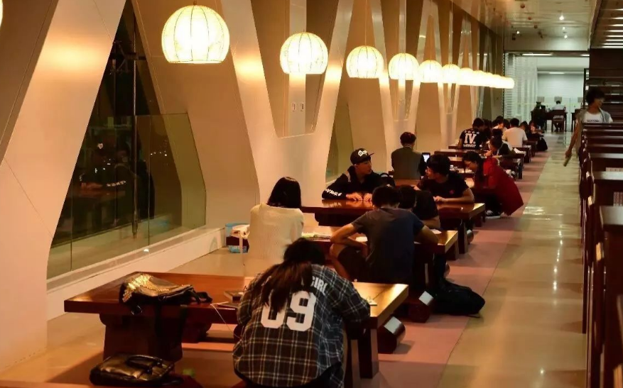 研究生“天价”学费专业曝光，最高费用60万，网友：贫穷限制想象