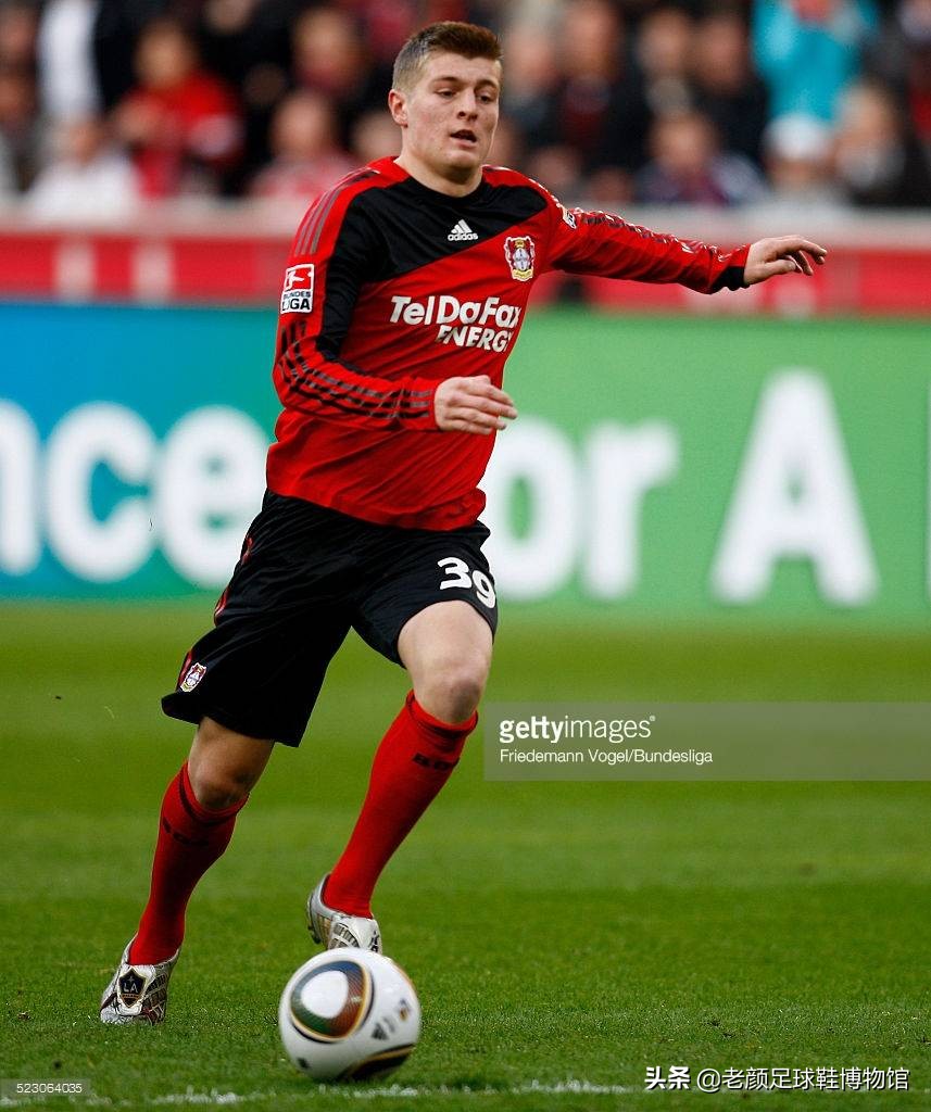 2007年的托尼克罗斯(同是穿鞋挑剔的强迫症球星,10年前托尼克罗斯为