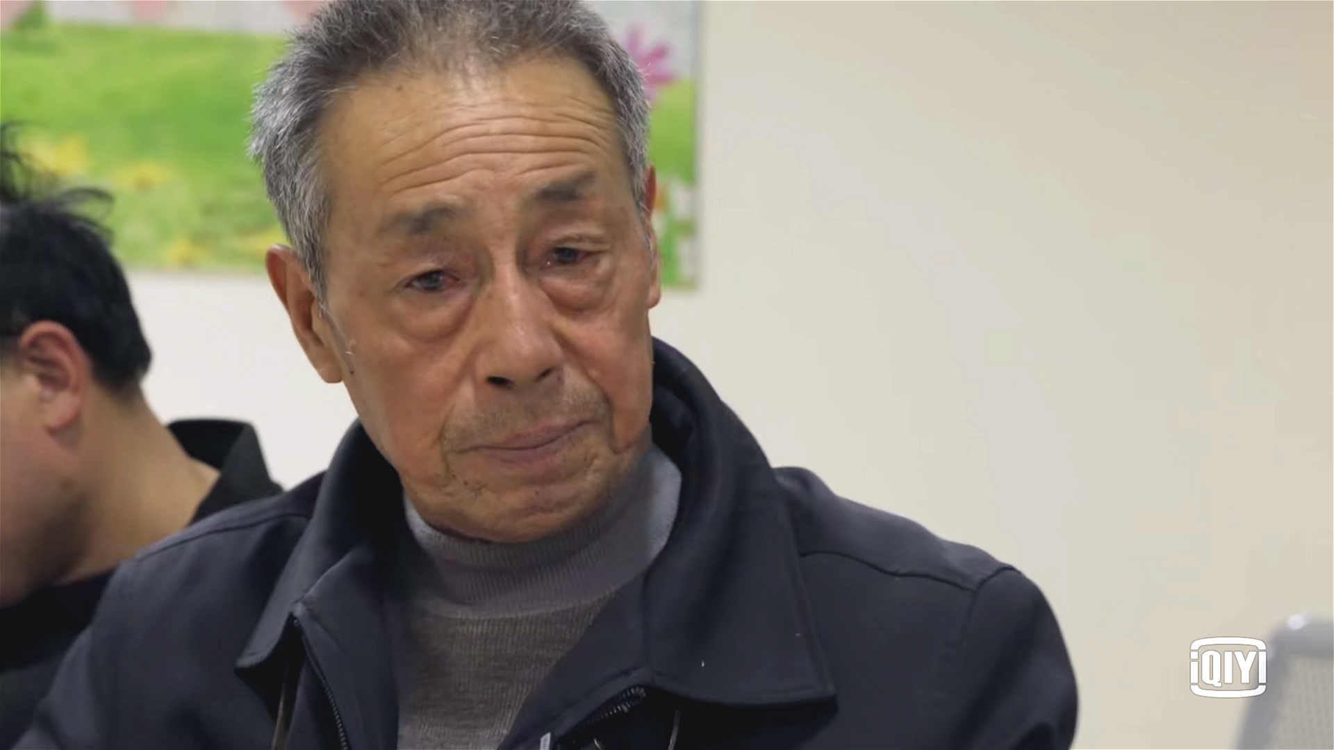 戴照章是一个头发花白的老父亲,他的儿子戴向群是磨砂工人,被尘肺折磨