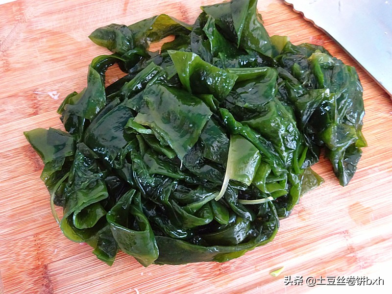 裙带菜的钙含量竟然是牛奶的十倍，春天别忘了吃，做饺子馅太鲜了