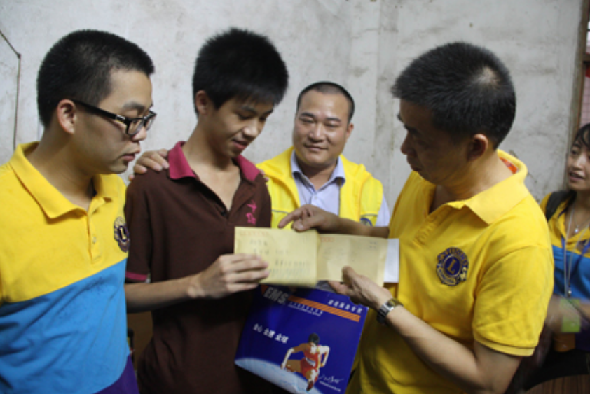 上大学后才知道，那些拿补助的“贫困生”，可能并不是真“贫穷”