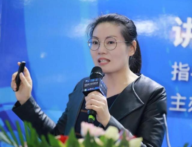 美女教师熊芳芳：6次跳槽终成一代名师，从乡村小学一路拼到深圳