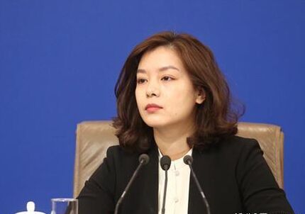 中国女翻译官燃爆了！中美交锋20分钟临场脱稿交传，太帅太牛