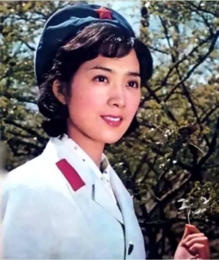 第二届世界女排锦标赛冠军(女排功勋周晓兰，官至副司长后，为何仅任职8个月就辞职移民美国)