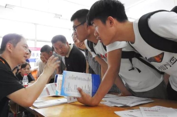 教育部出手，将严厉打击“高考移民”，跨省买房的家长别瞎折腾了