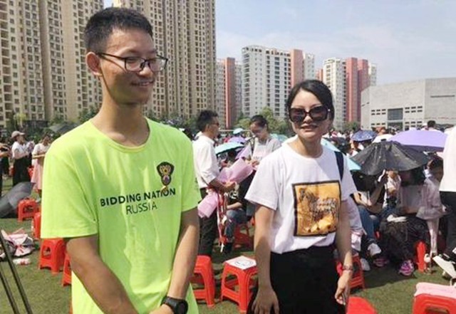 王恒杰：高考后跪地谢母，放弃985名校