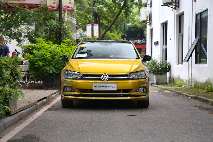 大众Polo Plus：卖9.99-11.29万，干飞度？