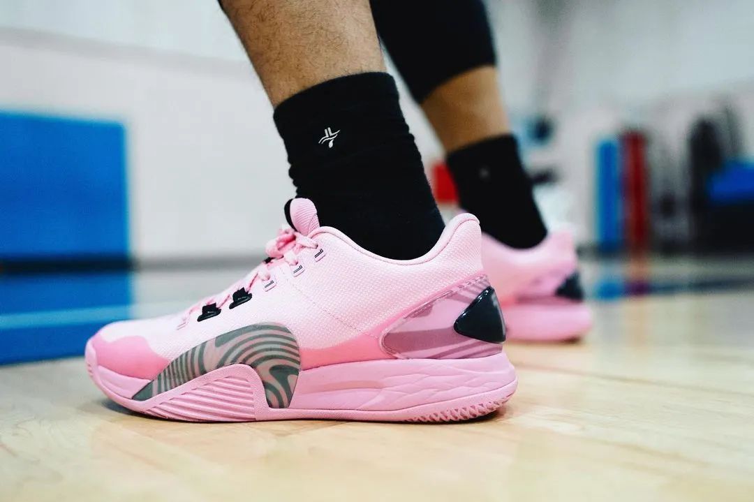 林書豪為什么沒人要nba（NBA沒人要？簽名鞋被一拖再拖？林書豪的生涯真正跌倒了谷底？）