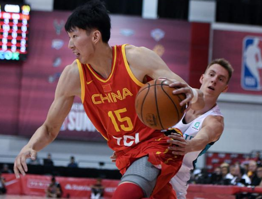 世界杯哪个后卫被晃倒又爬起来(拦不住！NBA后卫直接被晃倒 球迷：郭艾伦看起来真像美国后卫)